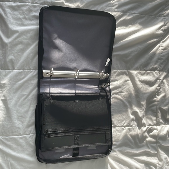 Hi,I’m selling this binder. It’s been used once(for a day) no rips, no markings. - Picture 4 of 4